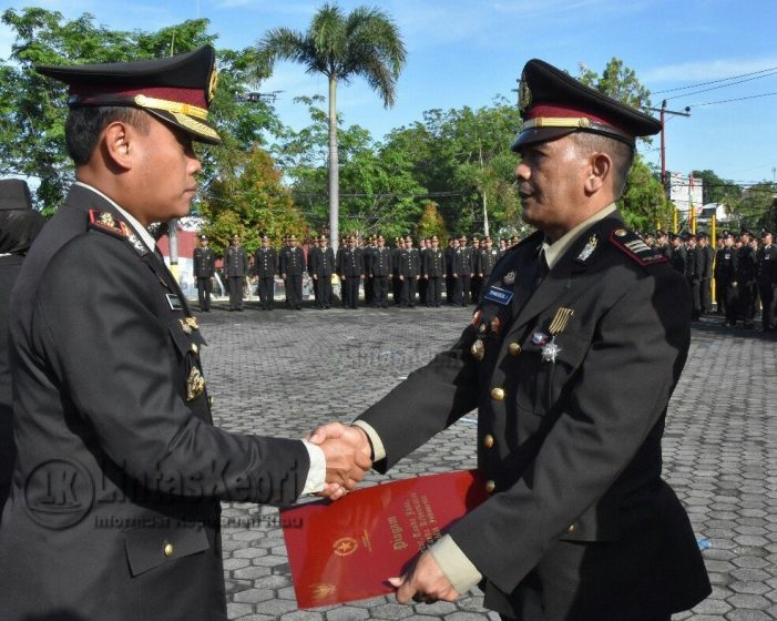 Kapolsek Tanjungpinang Timur, AKP Syamsurizal mendapatkan penghargaan Bintang Nararya dihari jadi Bhayangkara ke-71. Penghargaan itu diberikan langsung oleh Kapolres AKBP Ardiyanto Tedjo Baskoro saat upacara HUT Bhayangkara ke-71 dihalaman Mapolres Tanjungpinang, Senin (10/7). Foto: Ist 