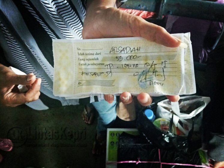 Inilah tiket dalam bentuk kwitansi yang dibeli oleh calon penumpang KM Sabuk Nusantara 59 dari salah satu agen kapal di Tanjungpinang. 