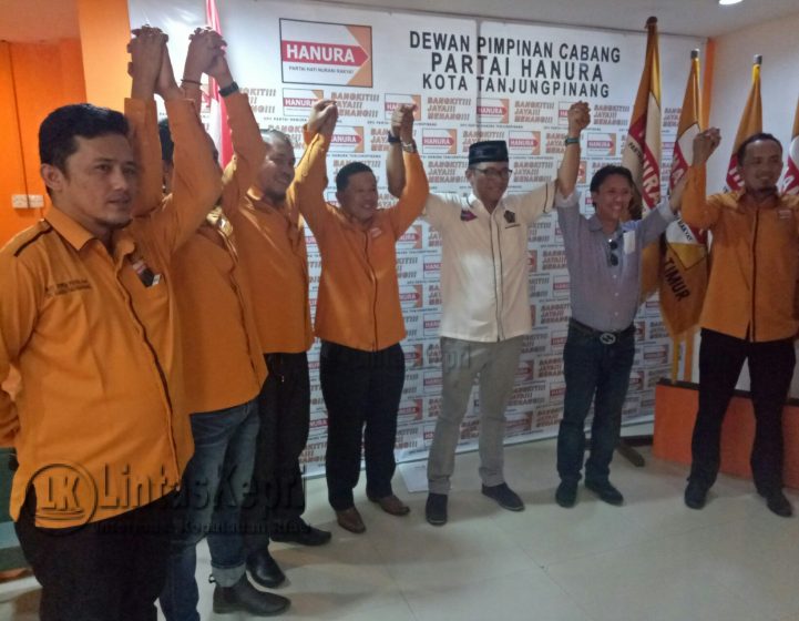 Ketua Persatuan Wartawan Indonesia (PWI) Provinsi Kepulauan Riau, Ramon Damora mengembalikan formulir pendaftaran calon Walikota/Wakil Walikota Tanjungpinang 2018 ke DPC Partai Hanura Tanjungpinang, Senin (31/7).