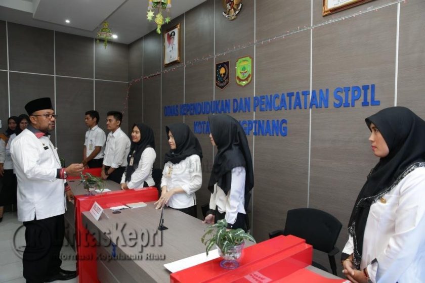 Lis menyempatkan berbincang bincang dengan petugas pelayanan dan memberikan masukan agar setiap memberikan pelayanan kepada masyarakat untuk selalu tersenyum dan jelas dalam memberikan informasi serta tidak dipersulit untuk mengurus segala administrasi yang ada di Disdukcapil.