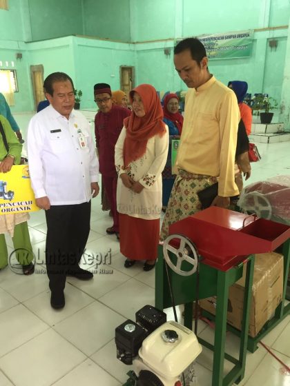 Kadisdik Kepri, Arifin Nasir (kemeja putih) didampingi PPTK kegiatan Pembinaan Sekolah Adiwiyata Mandiri Disdik Kepri, Irwan Panggabeanmesin pencacah sampah organik untuk SMAN 1 Toapaya Kabupaten Bintan, Jumat (4/8). 