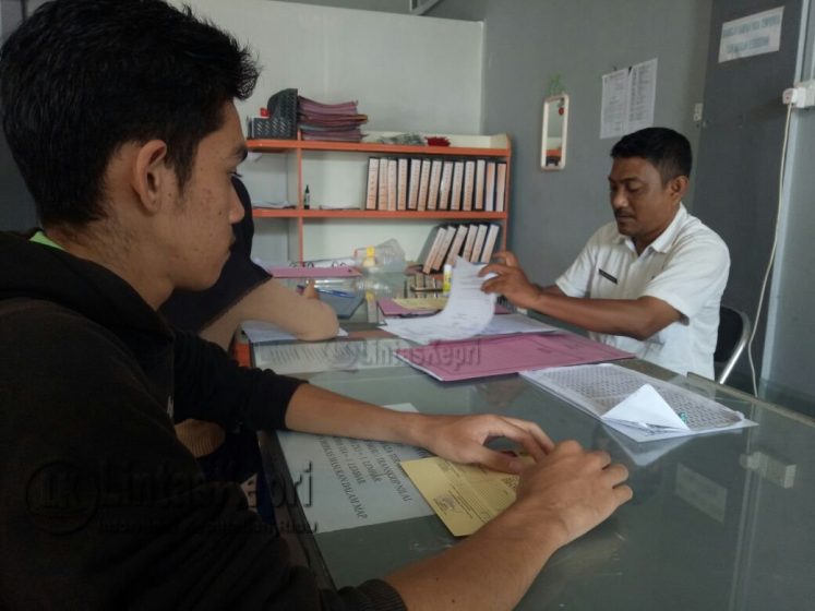 Terlihat Pencari Kerja saat Membuat Kartu Kuning di Dinas Tenaga Kerja, Koperasi dan Usaha Mikro Kota Tanjungpinang.