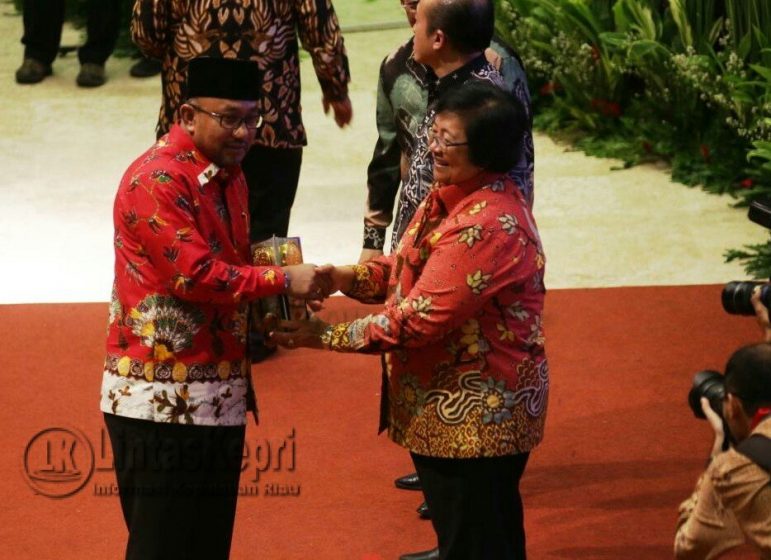 Kota Tanjungpinang bersama 122 kabupaten/kota lainnya di Indonesia memperoleh piala Adipura kategori kota sedang.  Piala tersebut diserahkan langsung oleh Menteri Lingkungan Hidup dan Kehutanan Siti Nurbaya kepada Walikota Tanjungpinang Lis Darmansyah, Rabu (2/8) malam di Gedung Manggala Wanabakti, Jakarta. 