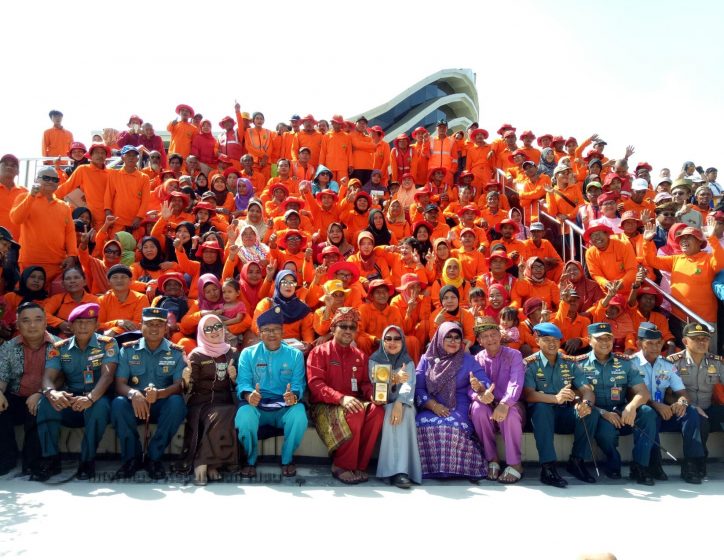 Walikota, Wakil Walikota, Sekda, dan OPD saat foto bersama Petugas Kebersihan Kota Tanjungpinang di Gedung Gonggong, Jumat (4/8).