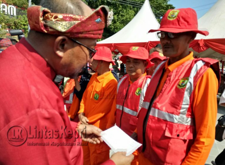 Walikota Tanjungpinang, Lis Darmansyah saat memberikan insentif sebesar Rp400 Ribu ke petugas kebersihan setelah berhasil membawa pulang Adipura Kategori Kota Sedang. 