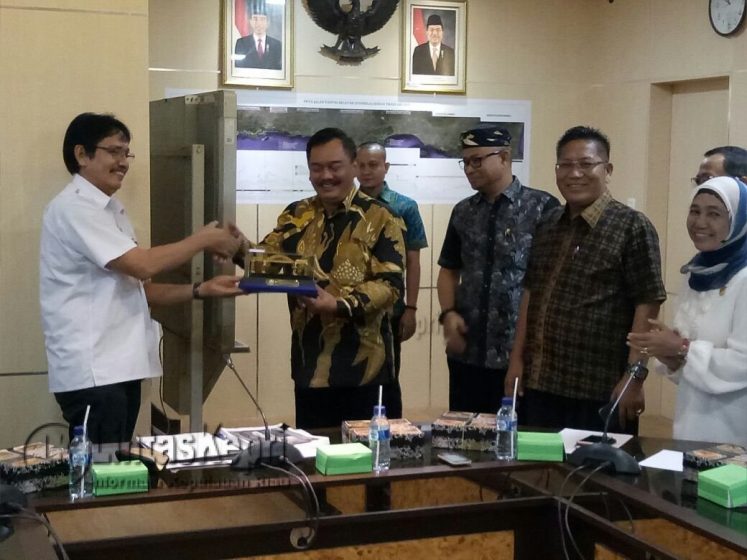 Ketua Komisi III DPRD Kepri Widiastadi Nugroho memberikan cinderamata kepada Kabid Bintek Martin Ma'ruf.