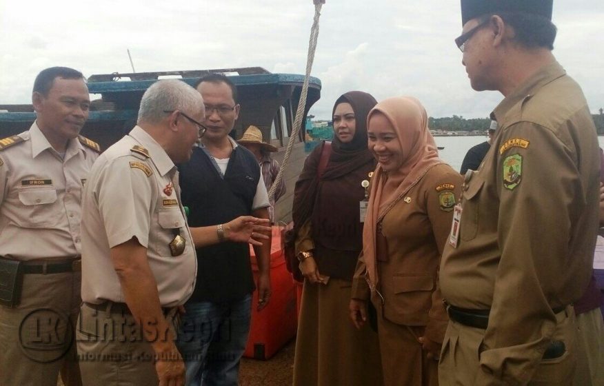 Petugas Disperdagin Kota Tanjungpinang dan petugas Karantina saat meninjau langsung ke kapal pengangkut cabai, Senin (18/9).