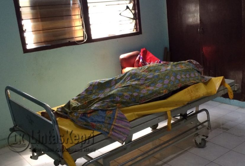 Jenazah Aras saat terbujur kaku di ruang jenazah RSUD Tanjungpinang. 