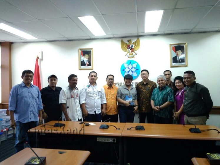 Ketua Umum IWO dan Tim Perumus AD/ART foto bersama Dewan Pers, Jumat (6/10) di Gedung Dewan Pers Jakarta. 