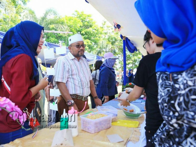 Walikota Tanjungpinang Lis Darmansyah saat menghadiri Pekan Kreatif Mahasiswa dan Bazar Ekonomi Kreatif di Gedung Daerah, Sabtu (18/11) yang digelar STIE Pembangunan. 