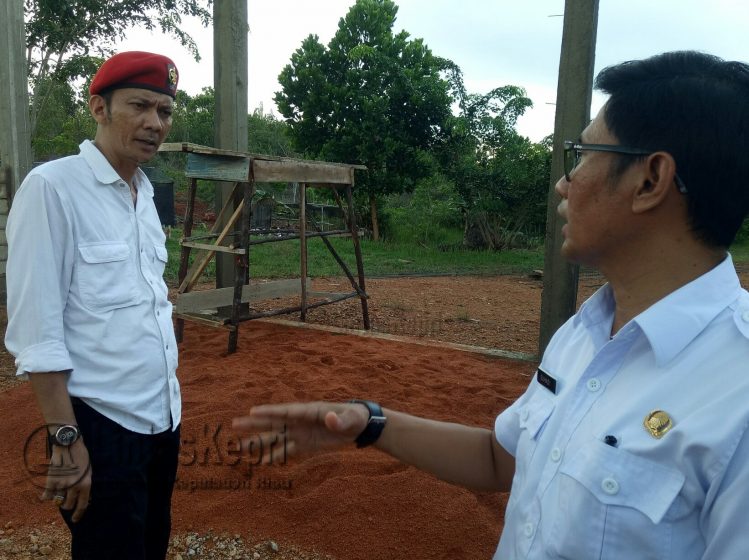 Kasi Kelembagaan Sarana dan Prasarana Bidang SMA Disdik Kepri, Irwan Panggabean saat mendengar keluhan dari Kepala Sekolah SMA Negeri 1 Mantang, Suhadi, di Pulau Mantang Besar Kabupaten Bintan.