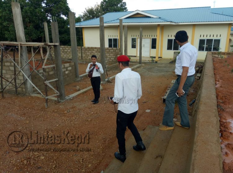 Kasi Kelembagaan Sarana dan Prasarana Bidang SMA Disdik Kepri, Irwan Panggabean meninjau langsung pembangunan ruang Kelas Baru (RKB) di SMA Negeri 1 Mantang Besar, didampingi Kepala Sekolah Suhadi, Rabu (22/11).