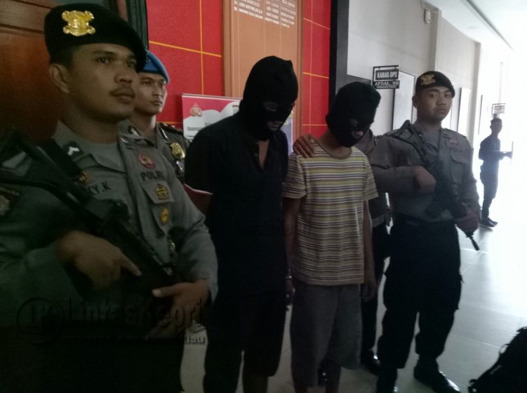 Dua pria yakni AN dan HA yang mengaku kurir sabu dan pil ekstasi saat diamankan Polres Tanjungpinang. 