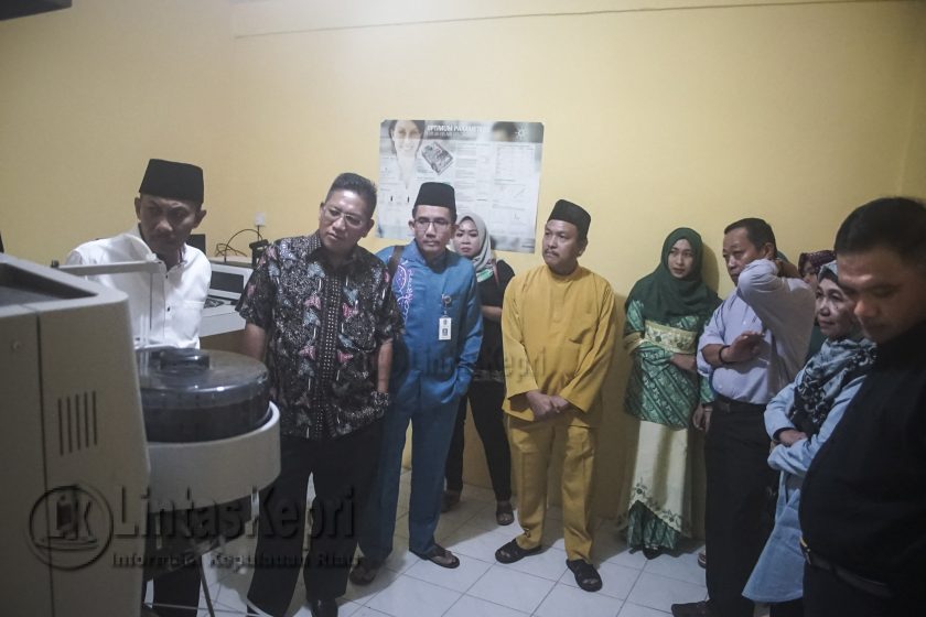 Komisi III DPRD Provinsi Kepulauan Riau melakukan peninjauan lapangan di Laboratorium Lingkungan Hidup Dinas Lingkungan Hidup dan Kehutanan (DLHK) Provinsi Kepulauan Riau Sekupang Kota Batam, Jumat (10/11). 