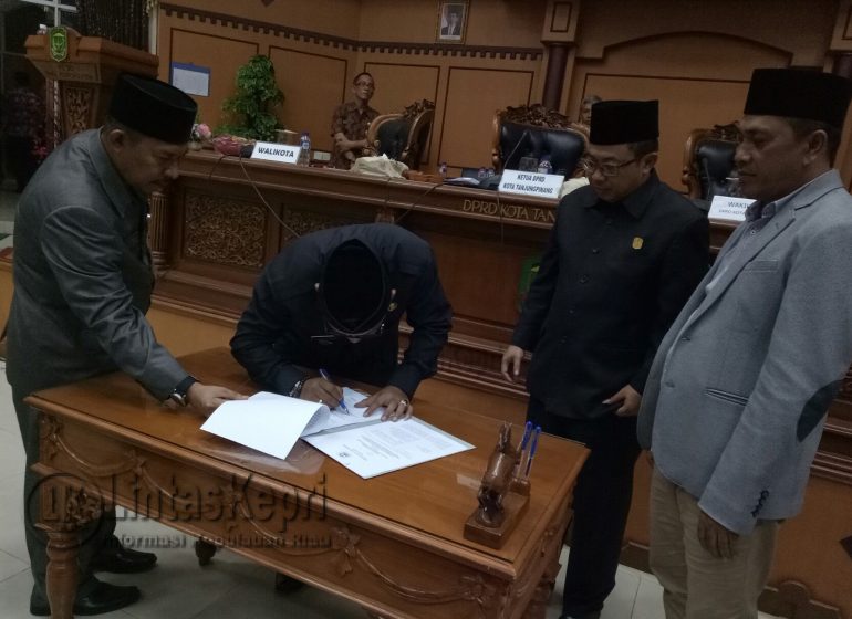 Penandatanganan pengesahan APBD 2018 Kota Tanjungpinang oleh Walikota Lis Darmansyah. 