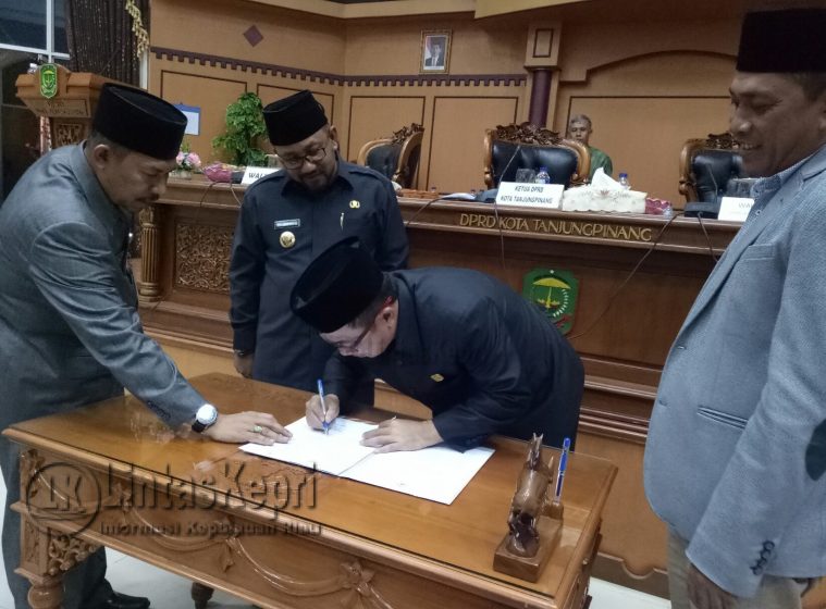Penandatanganan pengesahan APBD 2018 Kota Tanjungpinang oleh Ketua DPRD Tanjungpinang Suparno. 