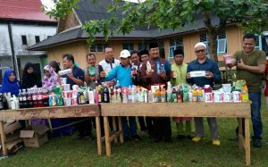 Camat Bunguran Utara, Izhar bersama pihak terkait melakukan pemusnahan terhadap ribuan barang kadaluarsa.