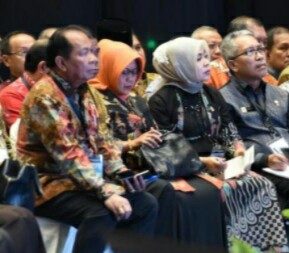 Wabup Natuna Ngesti Yuni Suprapti (Jilbab Orange) Duduk diantara para Pejabat Pemda dari Seluruh Indonesia.