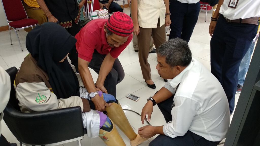 Penderita Cacat Kaki Dapat Kaki Palsu dari Angkasa Pura Tanjungpinang.