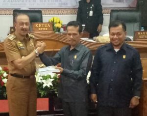 Hamid Rizal menyerahkan LKPJ Bupati Natuna 2017 kepada Ketua DPRD Natuna, Yusripandi.