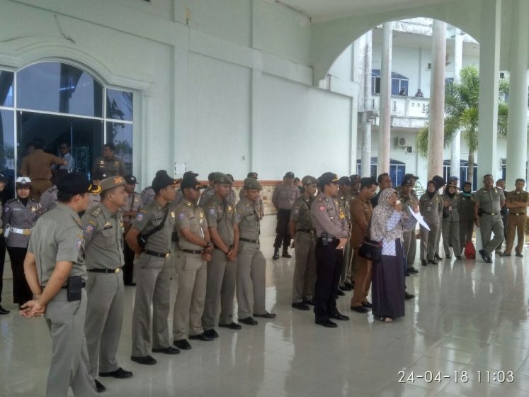 Ket Foto: Anggota Satpol PP dan Kepolisian saat menjaga Kantor DPRD Tanjungpinang dalam aksi unjuk rasa yang dilakukan AMPMP, Selasa (24/4).