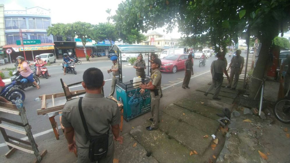 Satpol PP Tanjungpinang saat menertibkan lapak pedagang kaki lima (PKL) di wilayah Km 9.