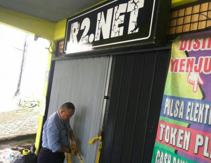 Petugas Satpol PP Tanjungpinang saat menyegel Warnet R2.NET di Jalan Tugu Pahlawan, Rabu (25/4) siang tadi.