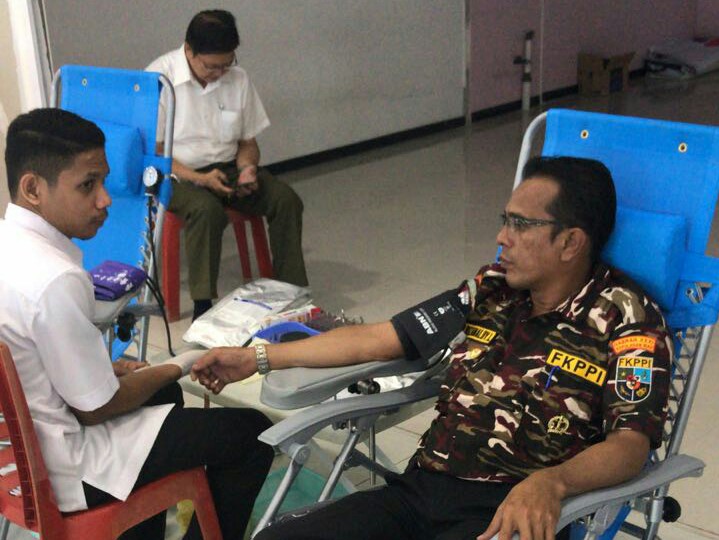 PD FKPPI daerah XXXl Kepri saat donor darah di Mall TCC Tanjungpinang, Kamis (26/4). 