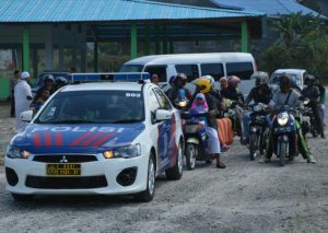Tampak mobil Patwal Polres Natuna mengawal perjalanan rekreasi para buruh ke Batu Kasah.