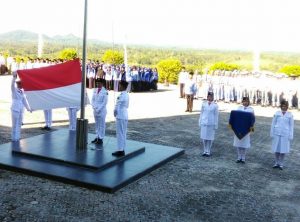 Pengibaran bendera merah putih, dalam upacara Hardiknas 2018 di Natuna.