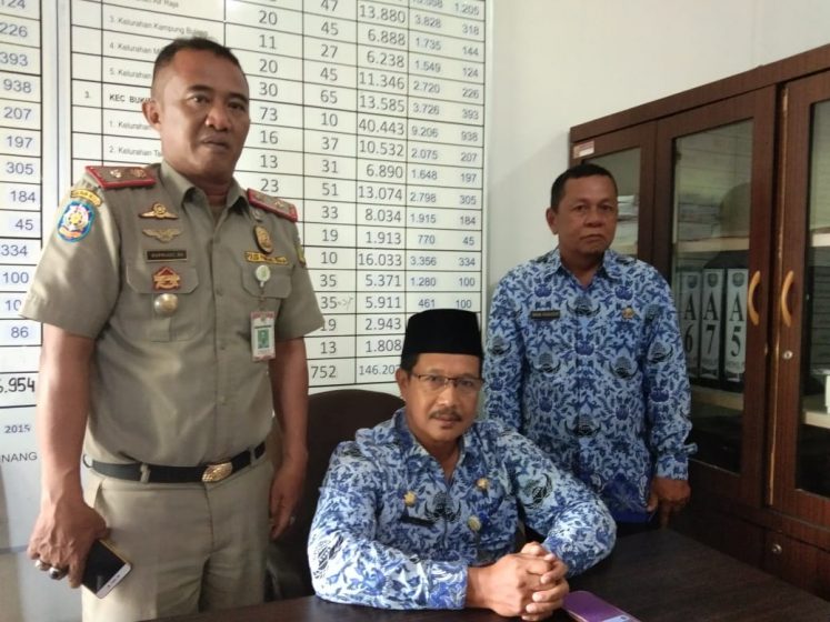 Kepala Satuan Polisi Pamong Praja (Kasatpol PP) Tanjungpinang, Efendi (duduk berpeci). 
