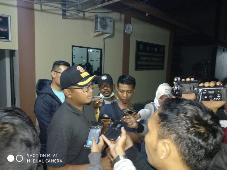 Kepala Seksi (Kasi) Penyidik Pegawai Negeri Sipil (PPNS) Satpol PP Tanjungpinang Andri Prayudha saat diwawancara wartawan. 