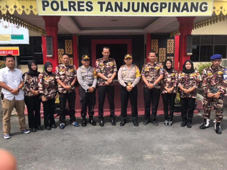 Pengurus Daerah XXXI Keluarga Besar Forum Komunikasi Putra Putri Purnawirawan dan Putra Putri TNI Polri Kepulauan Riau (PD XXXI KB FKPPI Kepri) foto bersama Kapolres Tanjungpinang AKBP Ucok Lasdin Silalahi, Rabu (23/5).