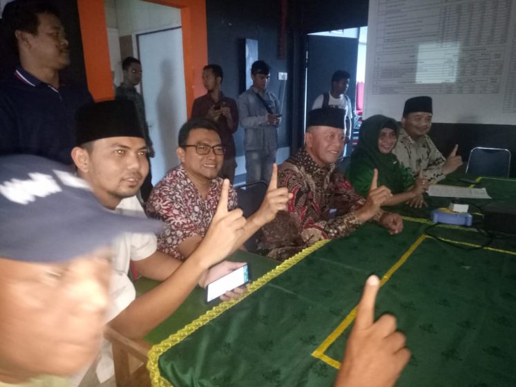 Paslon SABAR saat mengantarkan SK pemberhentian Rahma dari Gubernur Kepri ke KPU Tanjungpinang