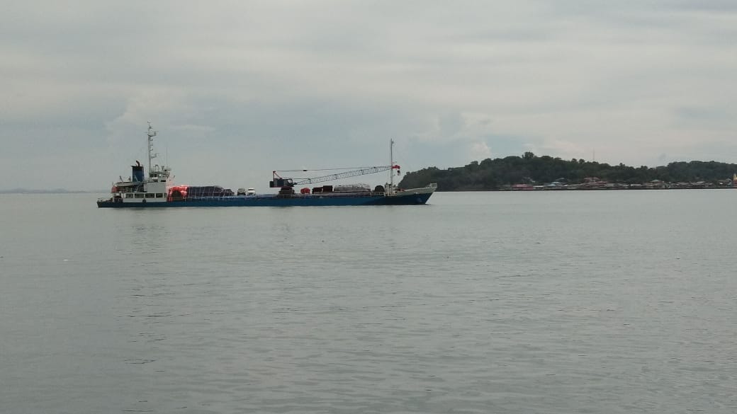 Satu unit Kapal Tanker Bhaita Jaya Prima asal Sunda Kelapa kandas di perairan Tanjungpinang, Kepulauan Riau.