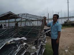 Nelayan Natuna menunjukkan bubu bantuan KKP yang tidak bisa digunakan (foto : kejoranews).