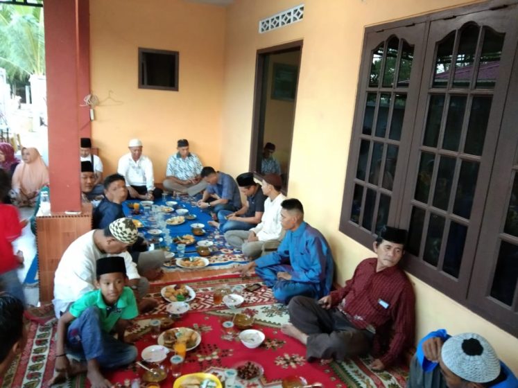 Warga TWI cabang Tanjungpinang saat menggelar buka puasa Ramadan di sekretariat, Minggu (3/6).