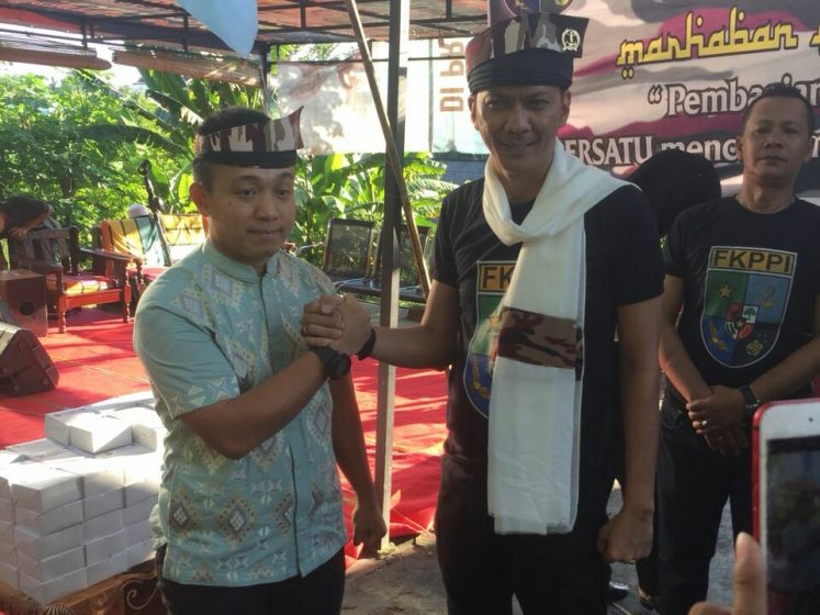 Kapolres Tanjungpinang AKBP Ucok Lasdin Silalahi (kiri) foto bersama Ketua Ketua PD XXXl KB FKPPI Kepri, Irwan Panggabean (kanan).