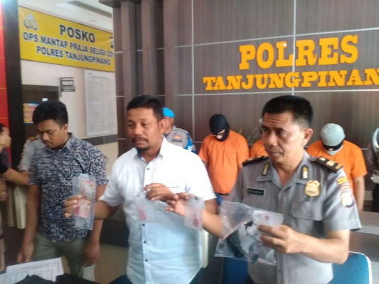 Kasat Narkoba Polres Tanjungpinang, AKP Efendri Ali (kemeja putih) saat pres rilis di Mapolres Tanjungpinang, Senin (23/7).