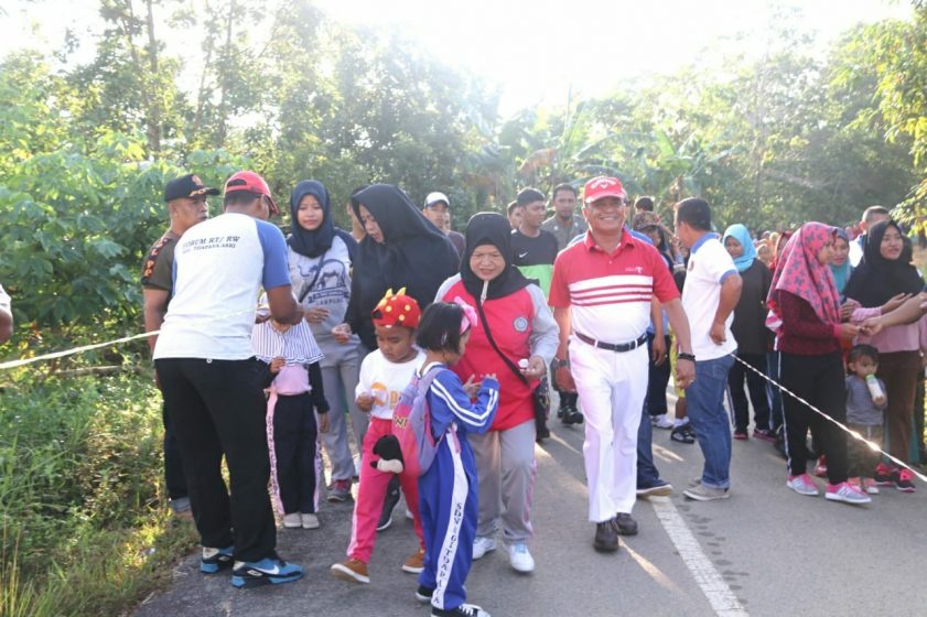 Wabup Bintan Jalan Santai Bersama Masyarakat Toapaya Asri.