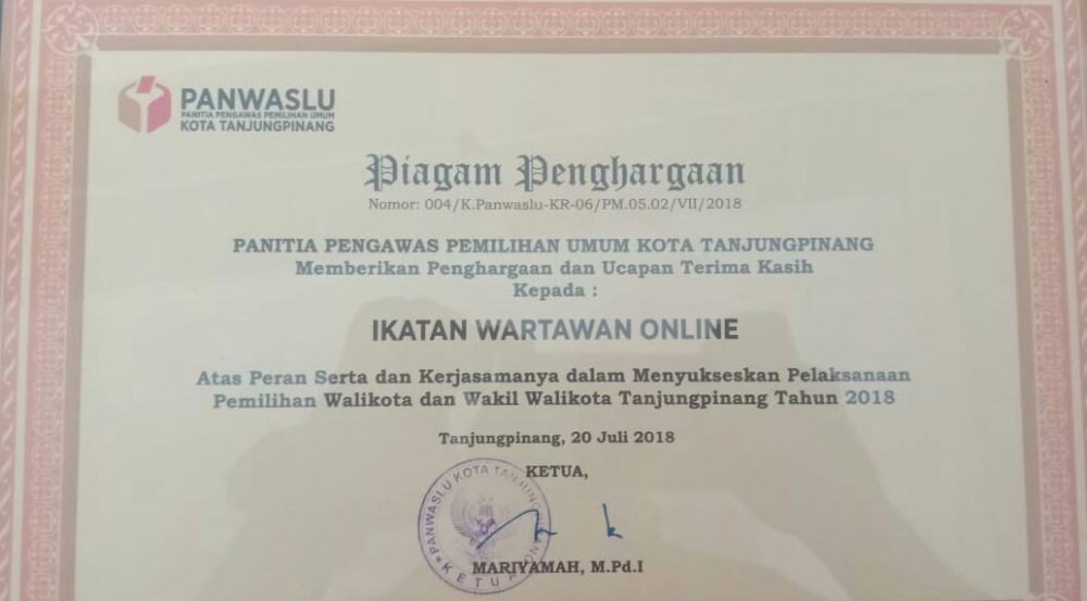 Piagam penghargaan dari Bawaslu untuk Ikatan Wartawan Online (IWO) Kota Tanjungpinang. 