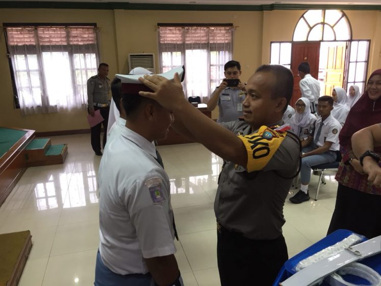 Pemberian secara simbolik perlengkapan PKS bagi peserta oleh Kapolres Tanjungpinang AKBP Ucok Lasdin Silalahi.