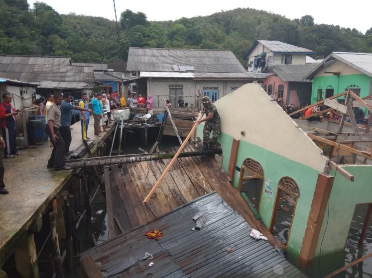 Inilah satu Rumah Tidak Layak Huni (RTLH) milik keluarga Hendri yang ambruk di Desa Melayu Kecamatan Tambelan, Kabupaten Bintan, Kepulauan Riau.