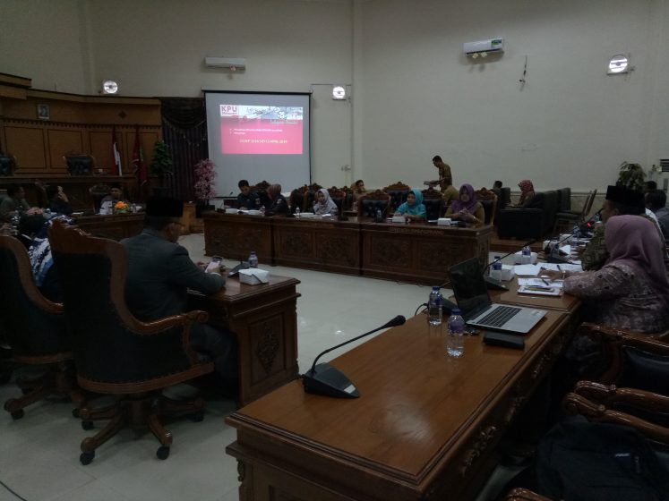 Dewan Perwakilan Rakyat Daerah (DPRD) Kota Tanjungpinang menggelar Rapat Dengar Pendapat (RDP) bersama KPU, Bawaslu, dan Kesbangpol, terkait Pemilu serentak tahun 2019, Selasa (9/10). 