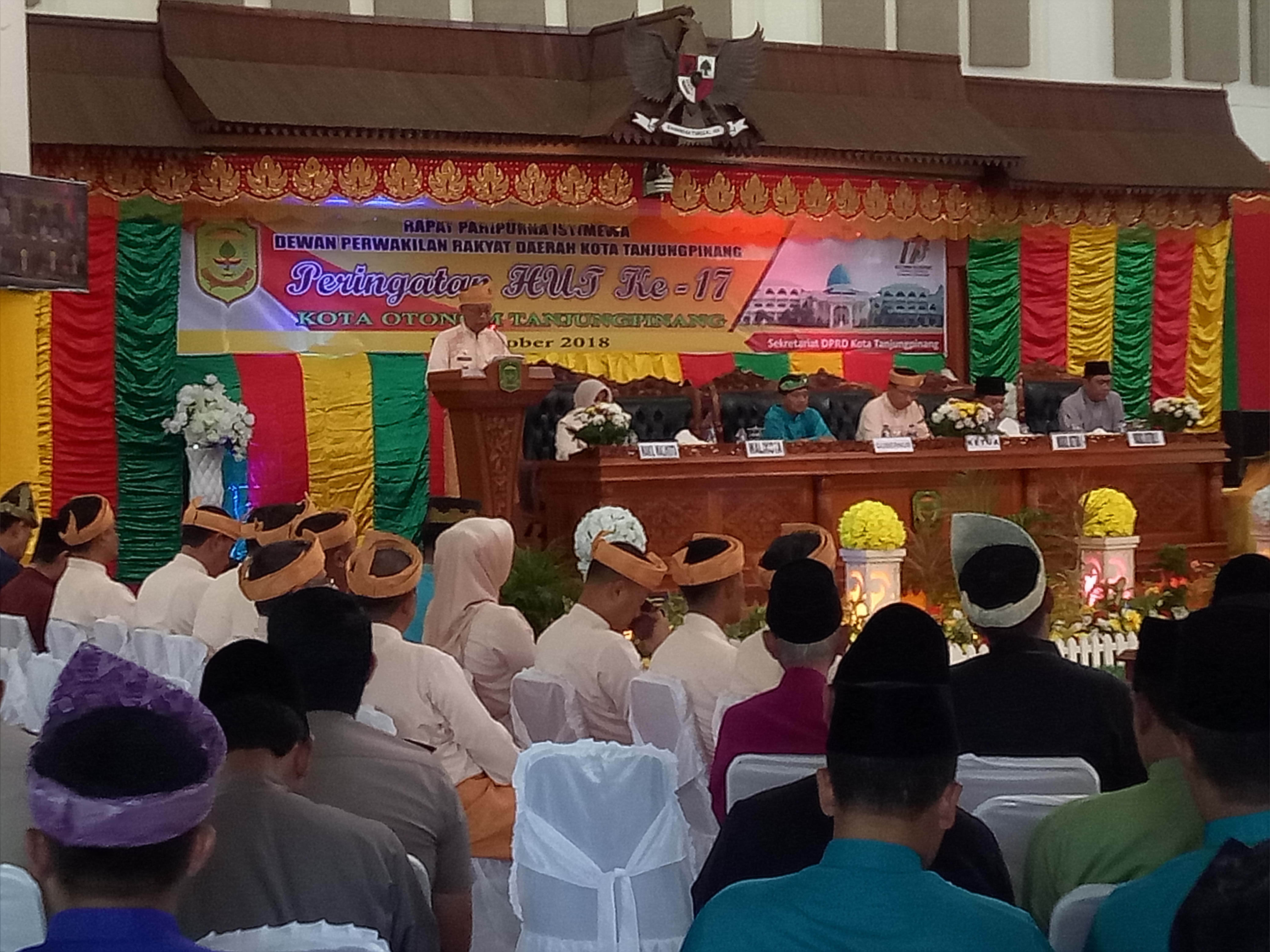 Walikota Tanjungpinang Syahrul saat menyampaikan pidato peringatan HUT ke-17 Kota Otonom Tanjungpinang, Rabu (17/10) di Gedung DPRD Kota Tanjungpinang, Senggarang, Kepulauan Riau. 