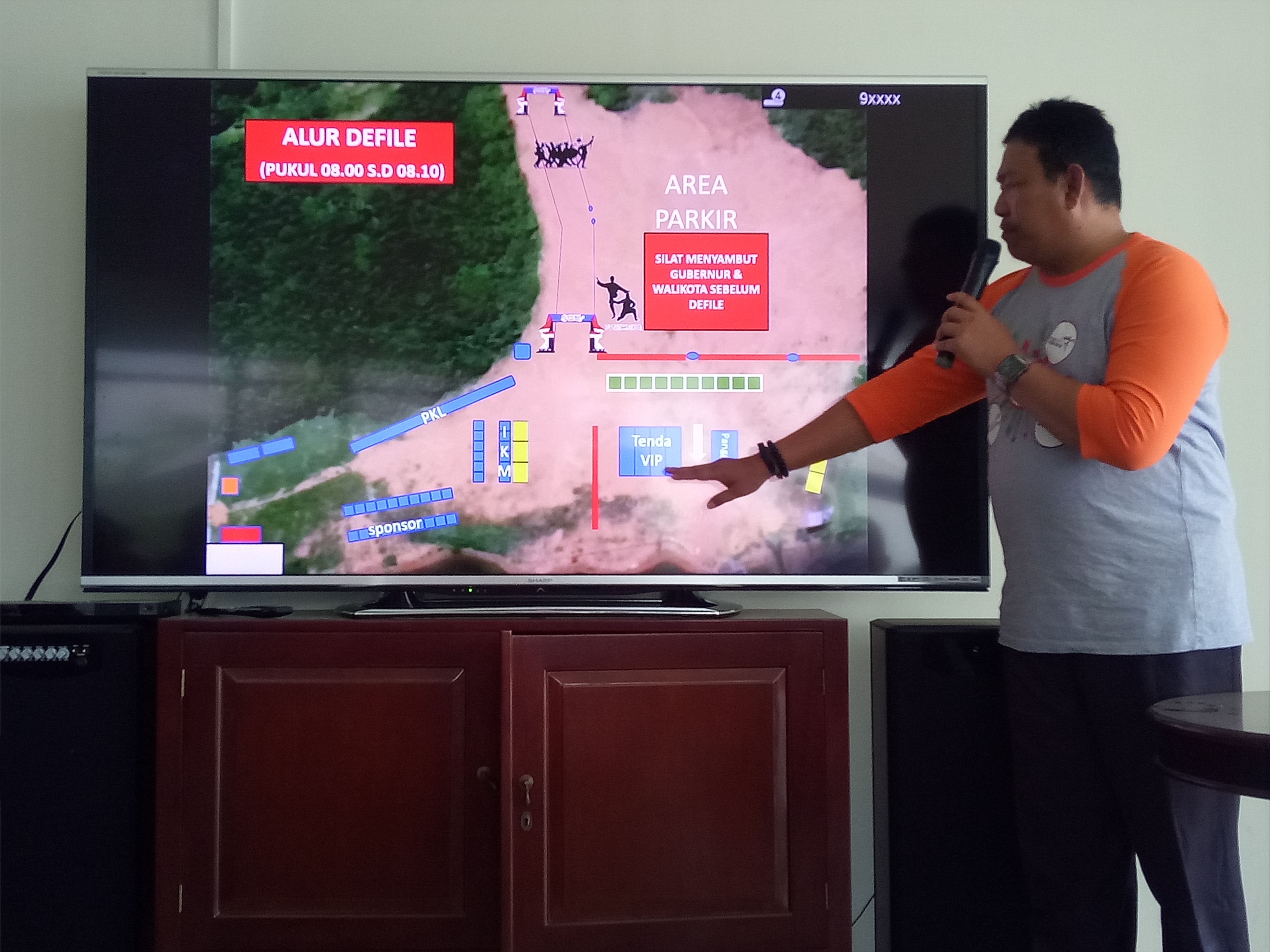 Plt Kadisbudpar Kota Tanjungpinang, Raja Kholidin saat menjelaskan rundown acara Dragon Boat Race (DBR) 2018 di Gedung Gonggong, Rabu (17/10).