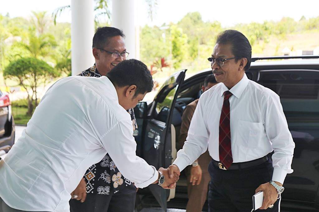 Ketua DPRD Kepri Jumaga Nadeak disambut Wakil Rektor UMRAH