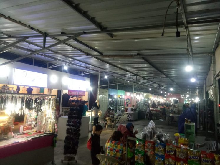 Kios pedagang di Rimba Jaya. 