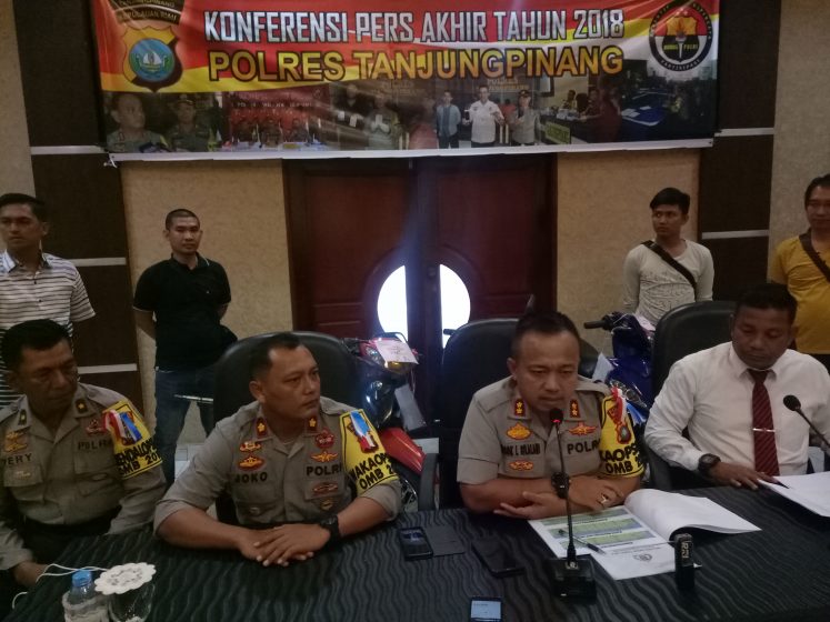 Kepolisian Resort (Polres) Kota Tanjungpinang menggelar konferensi pers tingkat kejahatan (kriminalitas) perbandingan tahun 2017 dengan 2018 yang terjadi di kota ini, Senin (31/12).