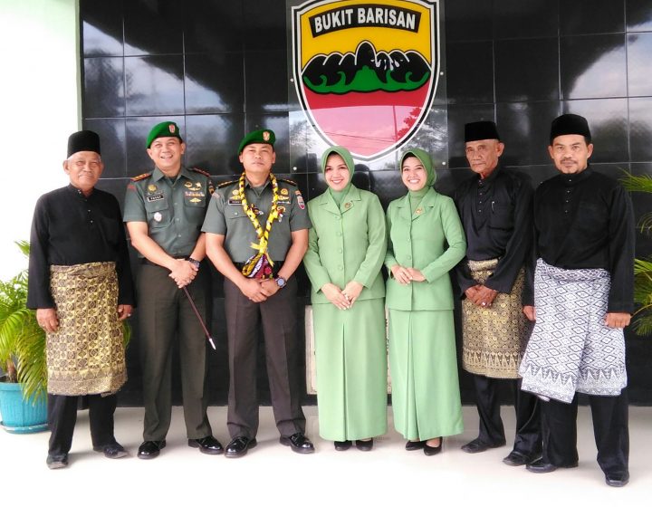Dandim dan calon Dandim 0318 Natuna, foto bersama istri dan tokoh adat Natuna.